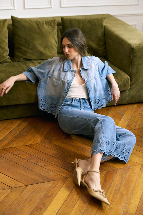 Color:Jean bleu clair, Veste Courte Broderie Anglaise - Vue ensemble avec jean - Place du jour