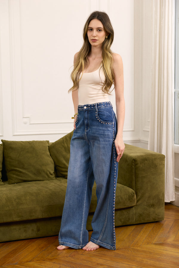 Color:Jean bleu, Jean Inès Large Clous Dorés - Vue de face - Place du Jour