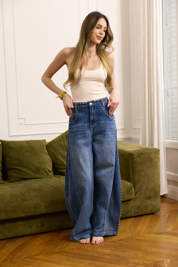 Color:Jean bleu, Jean Inès Large Clous Dorés - Vue de face ceinture - Place du Jour