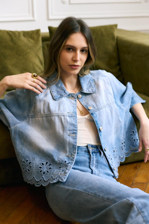 Color:Jean bleu clair, Veste Courte Broderie Anglaise - Vue de face assise - Place du jour