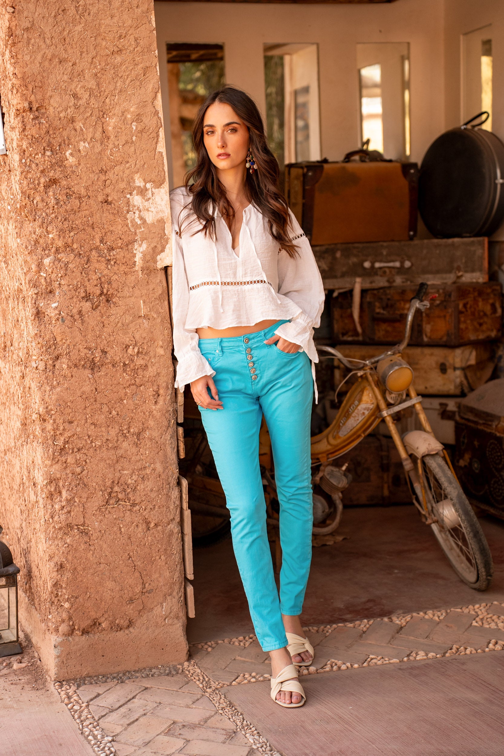 Turquoise ,Boyfriend avec boutons fantaisies - Pantalon Couleurs Femme - Place du jour Turquoise ,Boyfriend avec boutons fantaisies - Pantalon Couleurs Femme - Place du jour