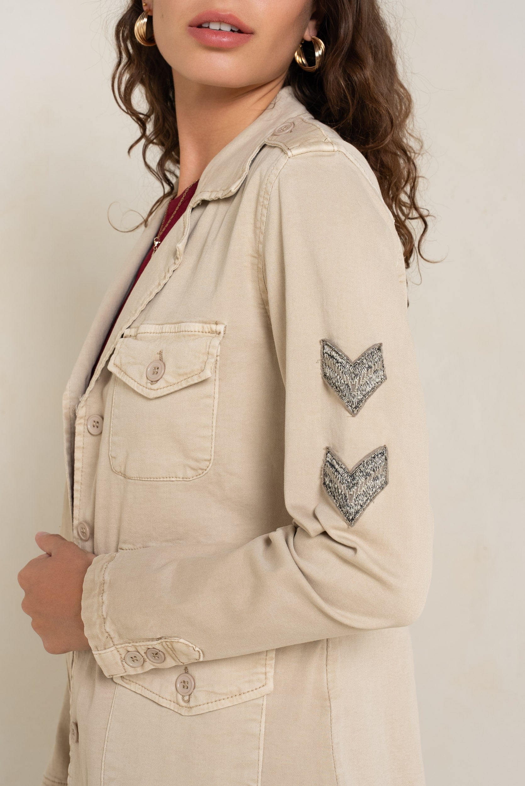 Beige fonce ,Veste Saharienne Patch Peace & Love - Veste Femme - Place du jour Beige fonce ,Veste Saharienne Patch Peace & Love - Veste Femme - Place du jour