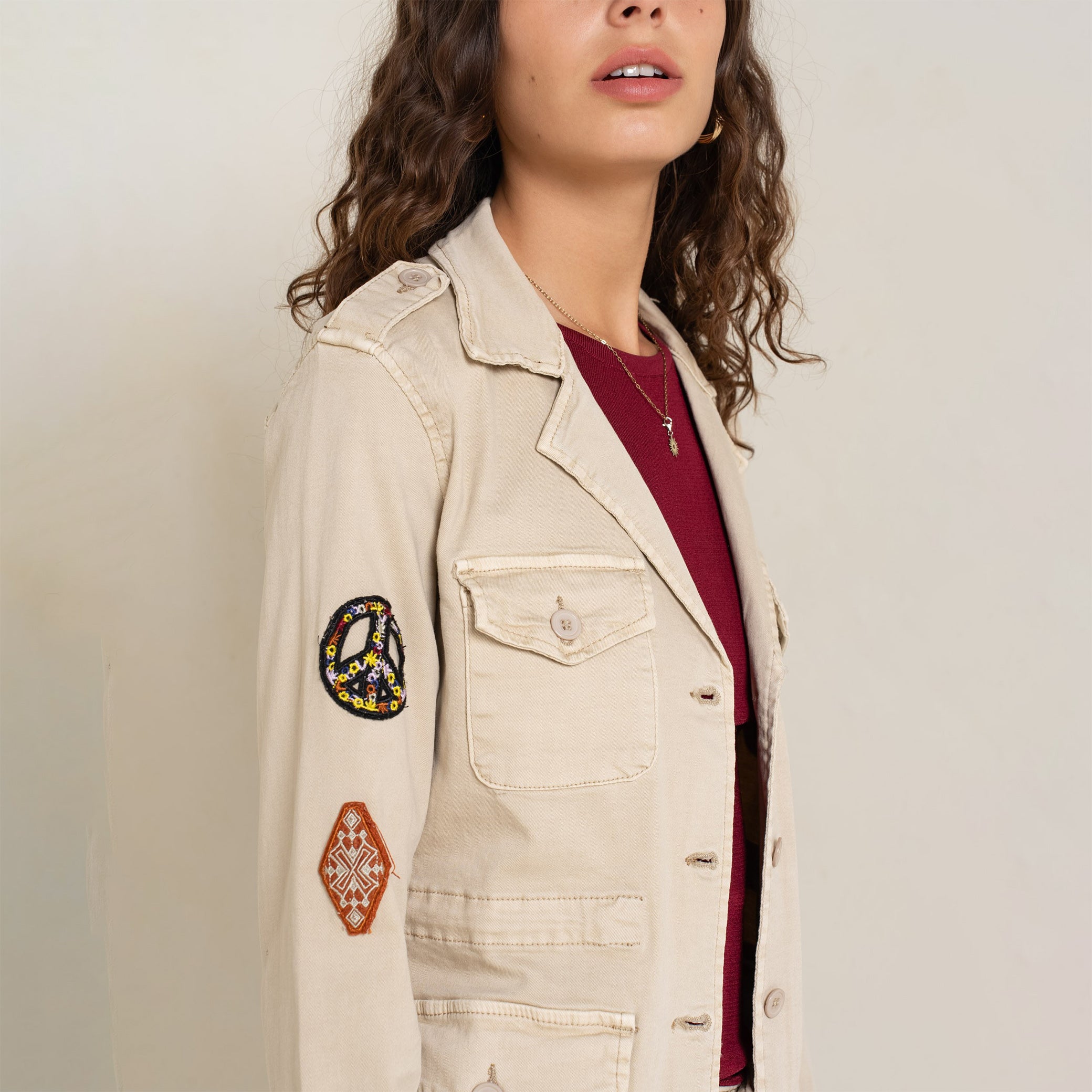 Beige fonce ,Veste Saharienne Patch Peace & Love - Veste Femme - Place du jour Beige fonce ,Veste Saharienne Patch Peace & Love - Veste Femme - Place du jour
