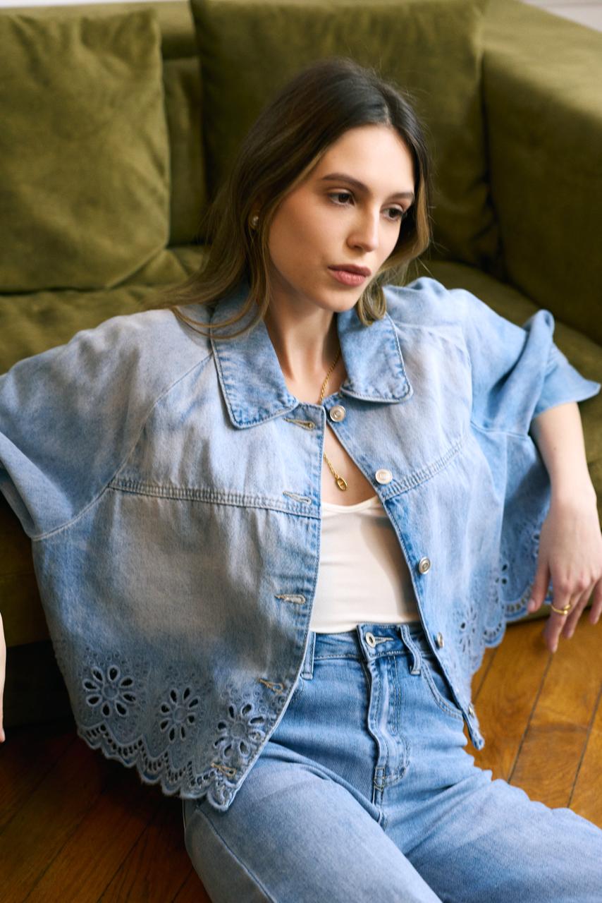 Jean bleu clair, Veste Courte Broderie Anglaise - Vue de profil - Place du jour