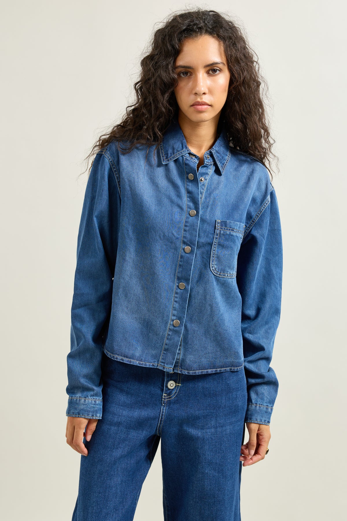Jean bleu fonce, Chemise Denim Courte Épaules Tombantes - Vue 6 - Place du Jour