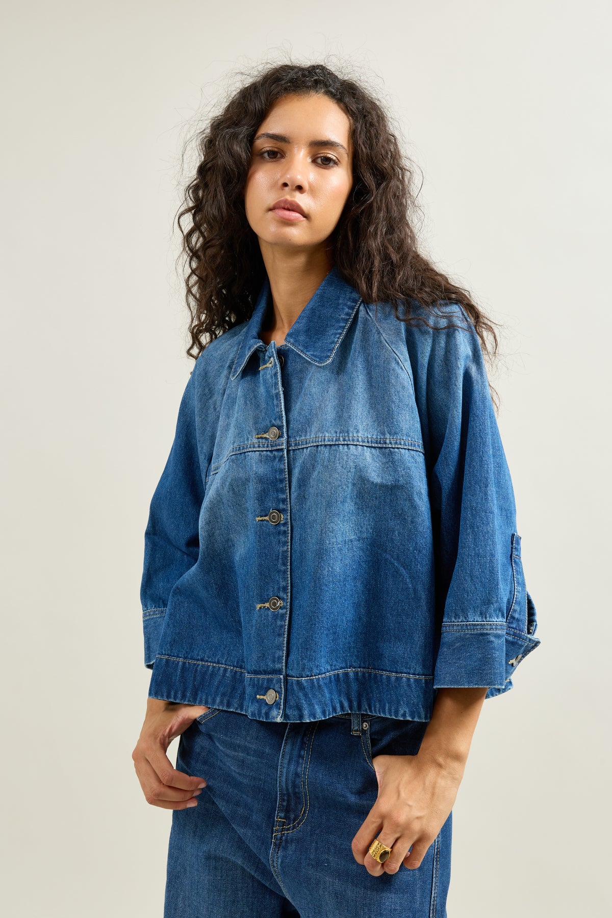 Jean bleu fonce, Veste Courte Boutonnée Col Chemise - Vue 1 - Place du Jour