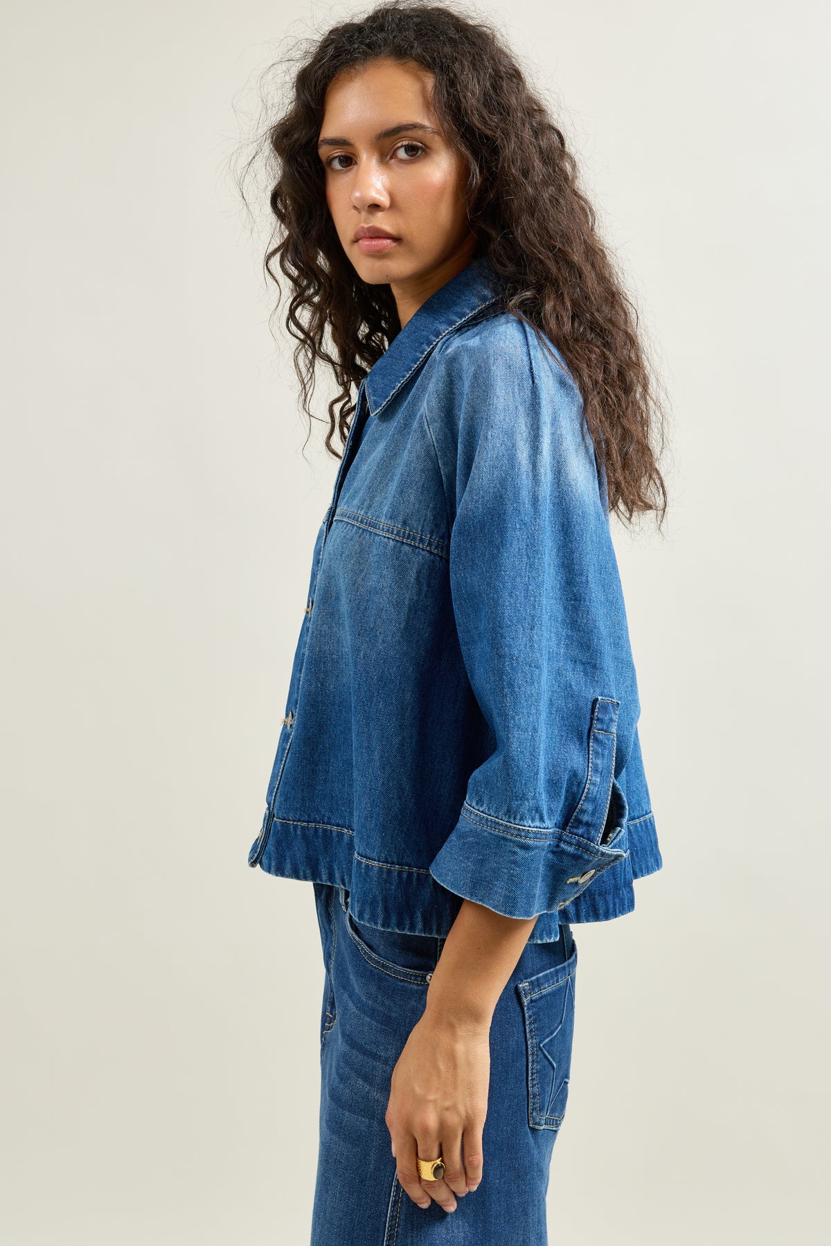 Jean bleu fonce, Veste Courte Boutonnée Col Chemise - Vue 4 - Place du Jour