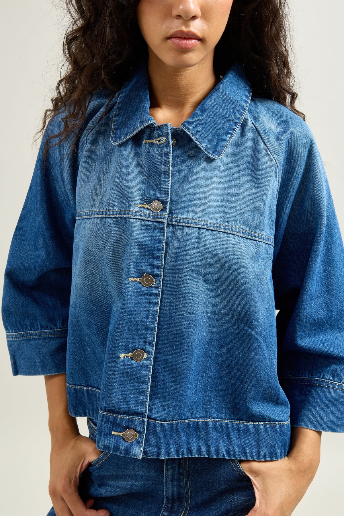 Jean bleu fonce, Veste Courte Boutonnée Col Chemise - Vue 6 - Place du Jour