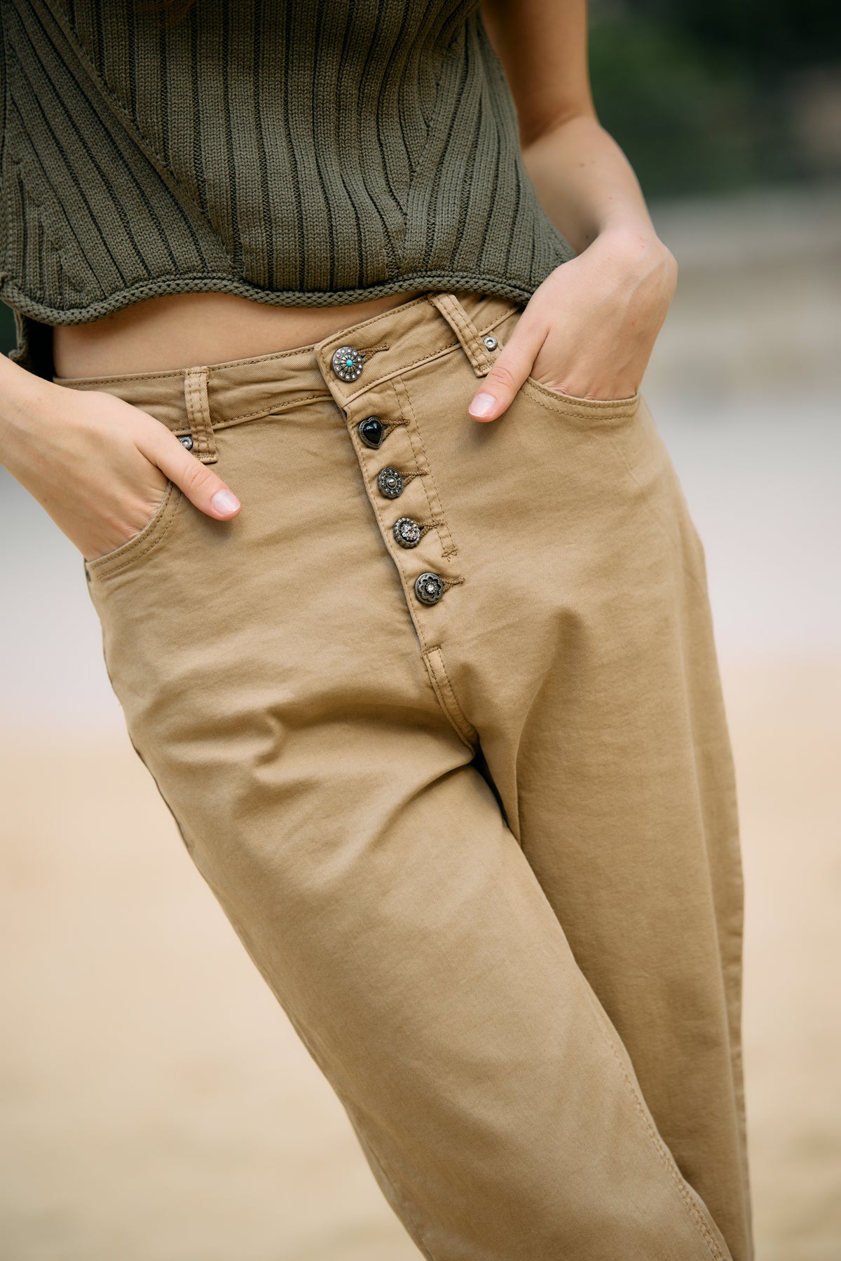 Taupe, Pantalon coupe droite boutons fantaisies Place du jour