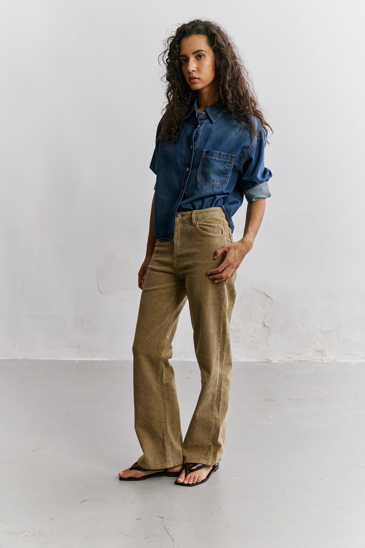 Taupe, Pantalon Océane en Velours Côtelé - Vue 3 - Place du Jour