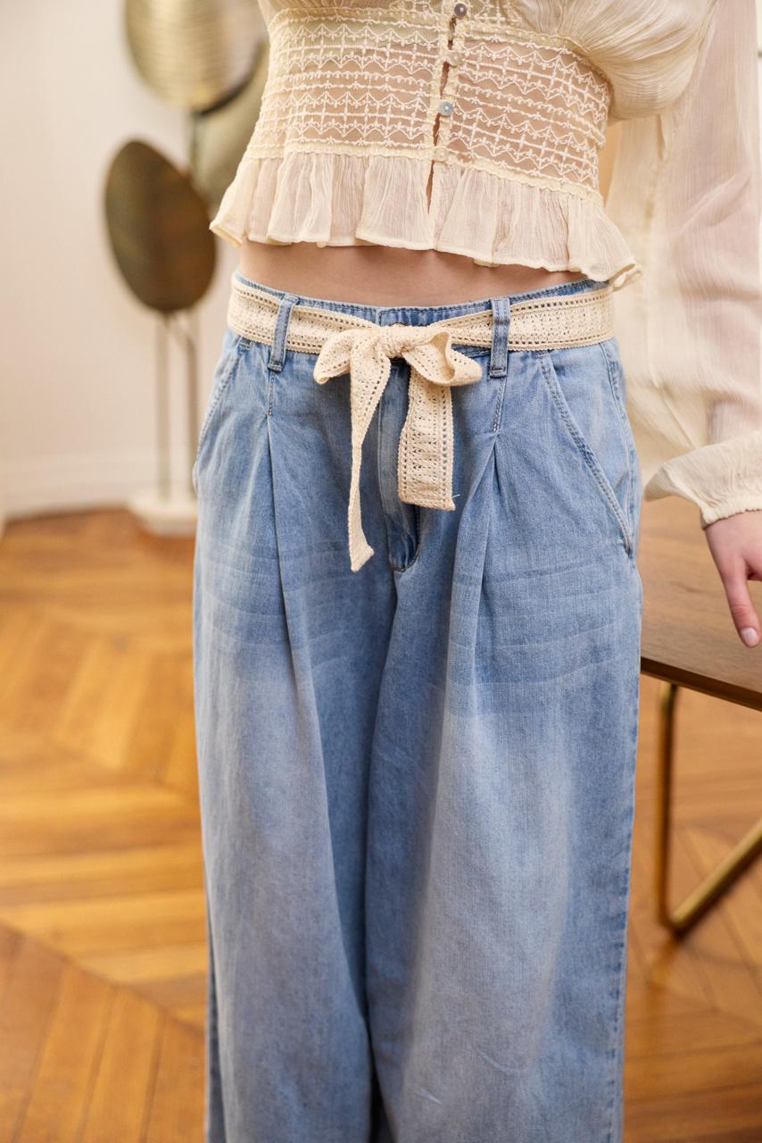 Jean bleu clair, Pantalon Iris Jupe Culotte Fluide - Détail ceinture - Place du Jour