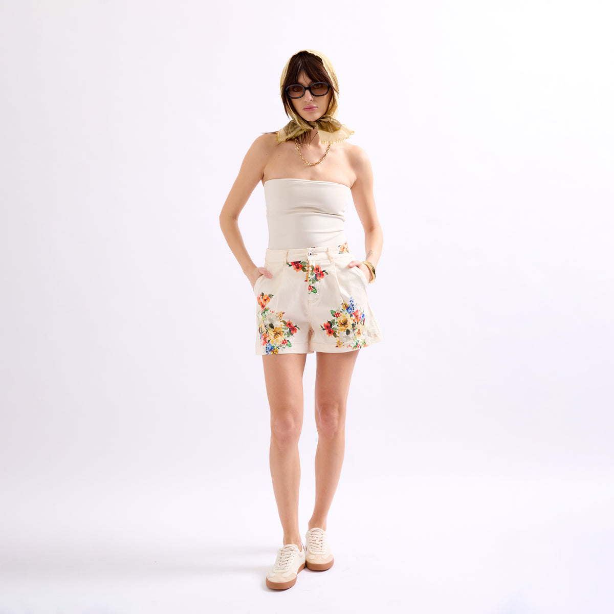 Beige,short place du jour beige fleurie