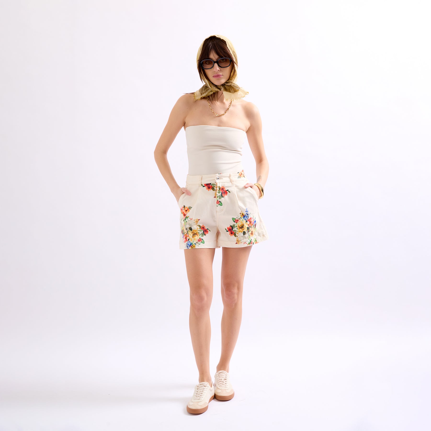 Beige,short place du jour beige fleurie