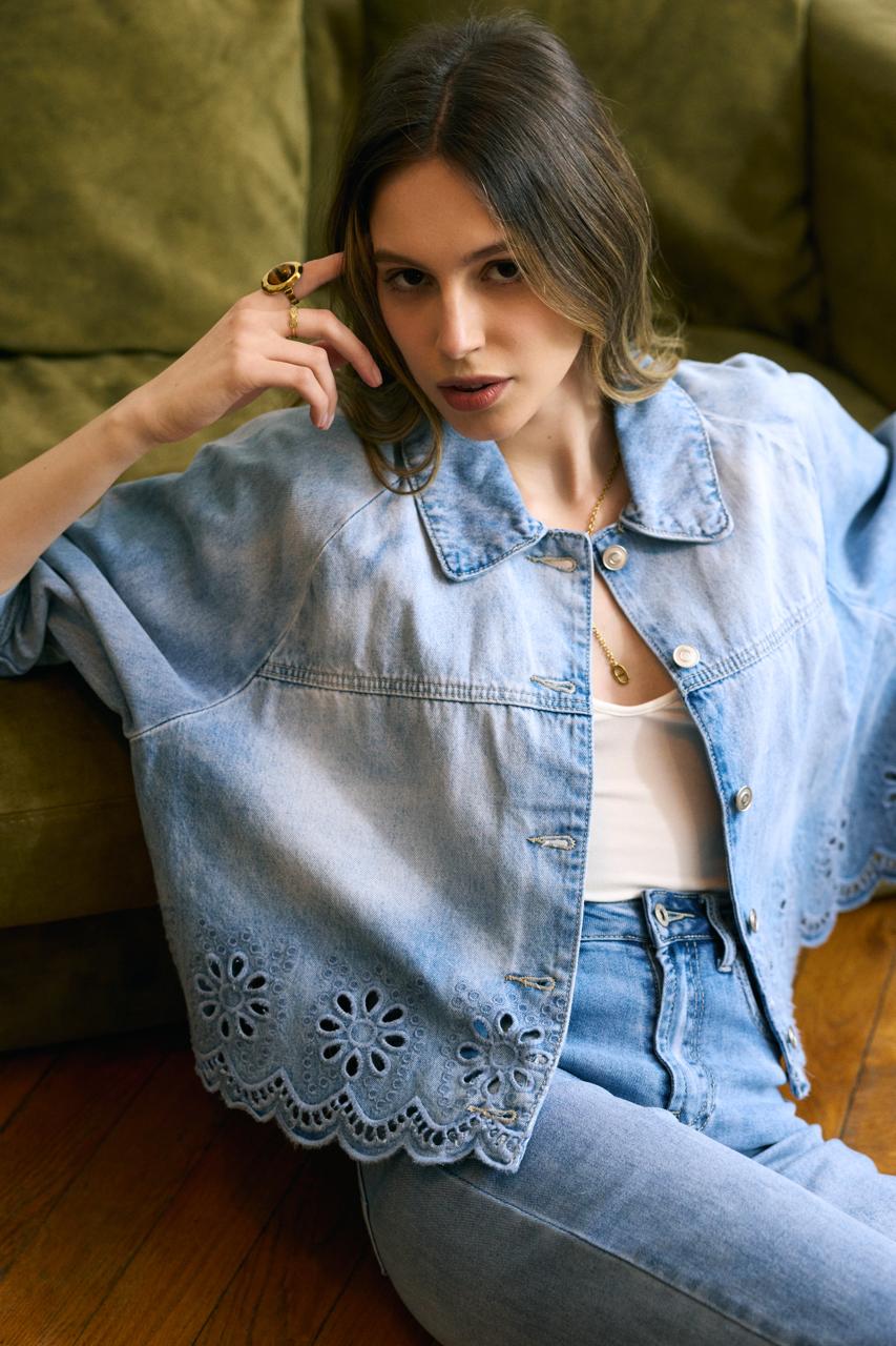 Jean bleu clair, Veste Courte Broderie Anglaise - Vue de face - Place du jour