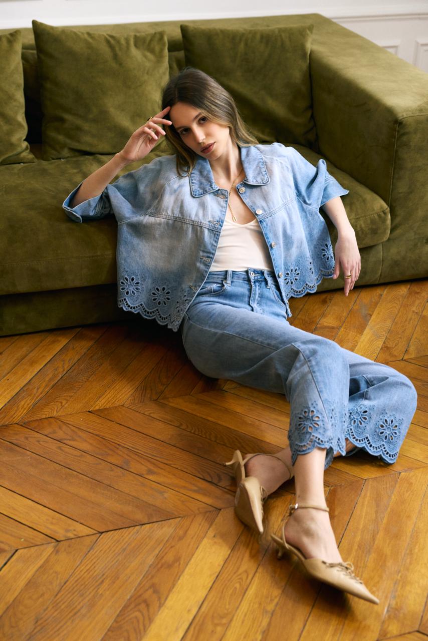 Jean bleu clair, Veste Courte Broderie Anglaise - Vue portée complète - Place du jour