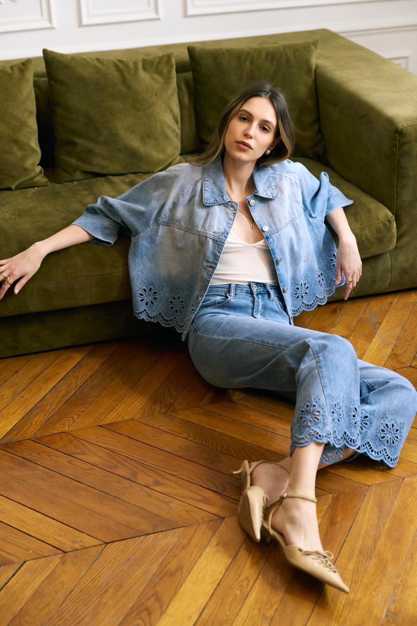 Jean bleu clair, Veste Courte Broderie Anglaise - Vue détail broderies - Place du jour