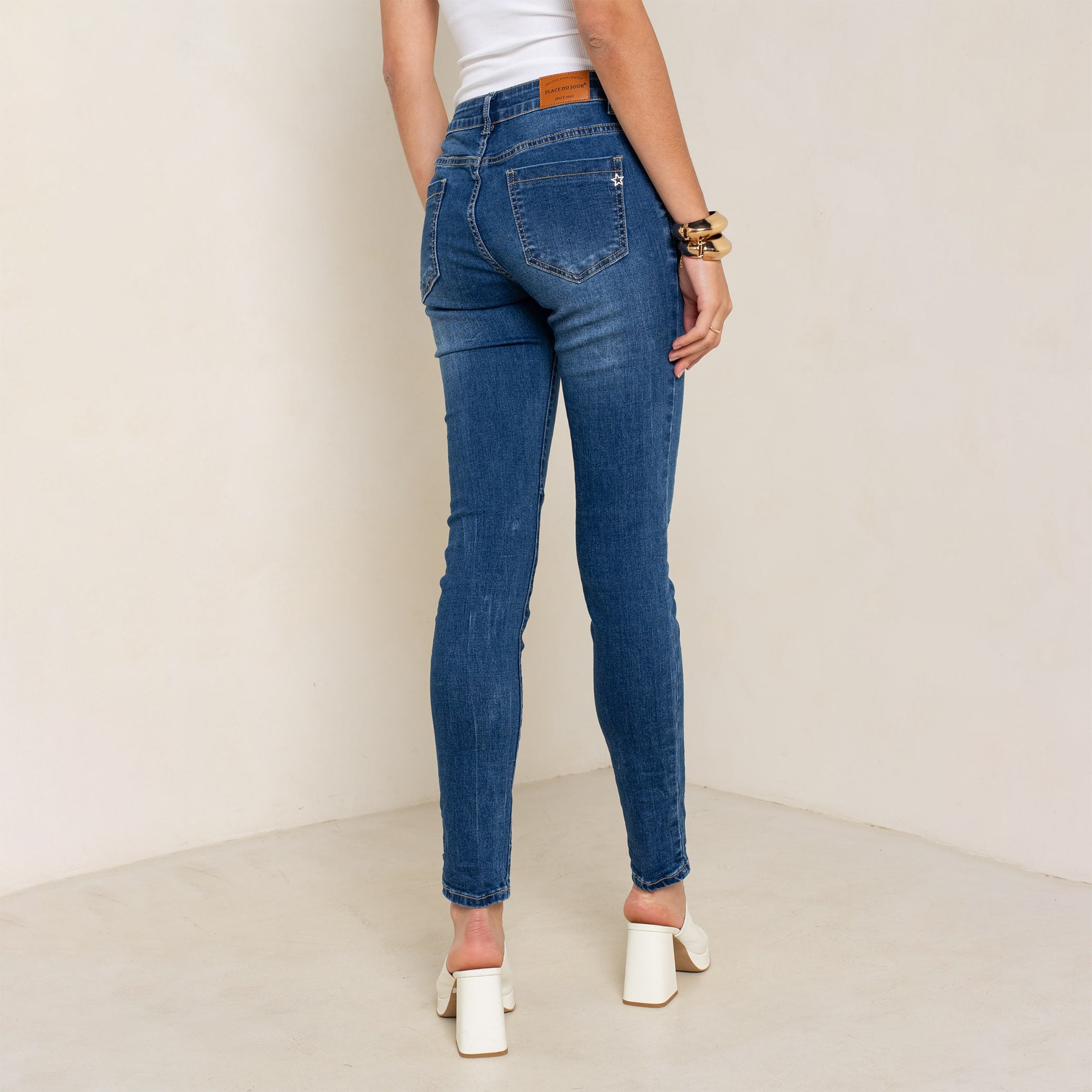 Jean bleu medium,Jean Numéro 68 Femme Boyfriend Taille Haute Avec Revers Dorés - Place du jour