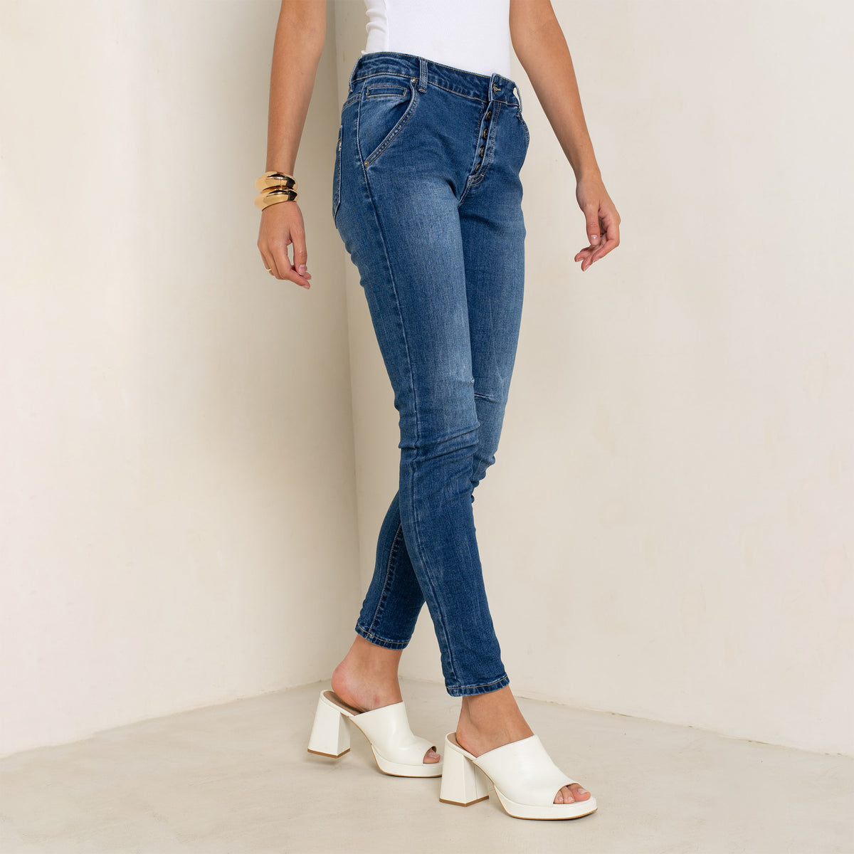 Jean bleu medium,Jean Numéro 68 Femme Boyfriend Taille Haute Avec Revers Dorés - Place du jour